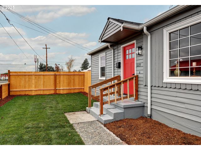 8225 Se RAYMOND Ct, Portland, OR 97266