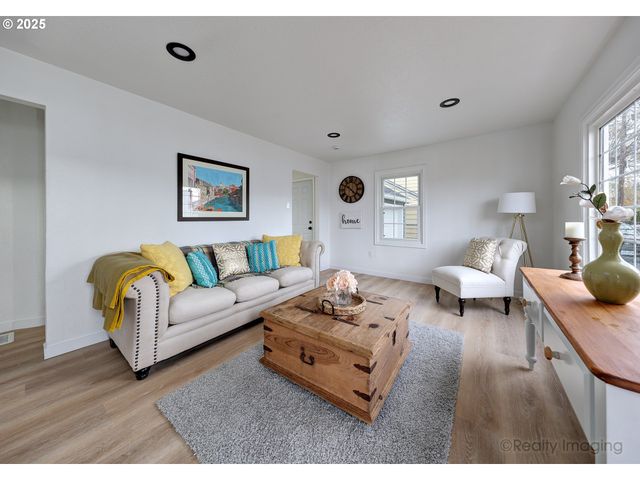 8225 Se RAYMOND Ct, Portland, OR 97266