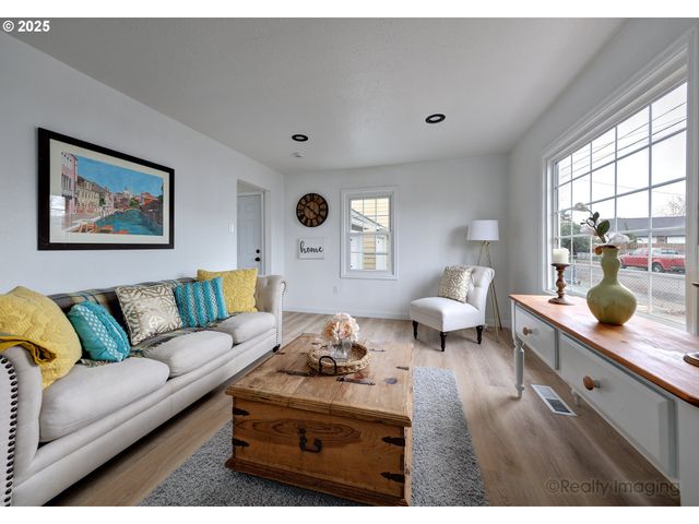 8225 Se RAYMOND Ct, Portland, OR 97266