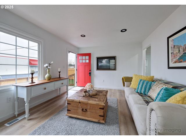 8225 Se RAYMOND Ct, Portland, OR 97266