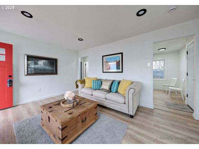 8225 Se RAYMOND Ct, Portland, OR 97266