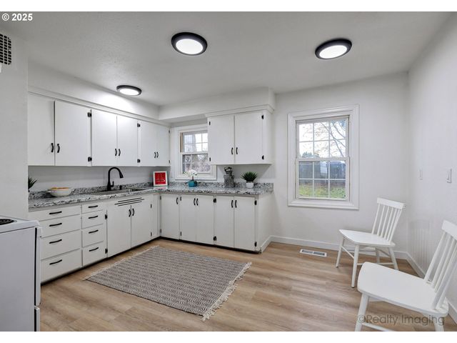 8225 Se RAYMOND Ct, Portland, OR 97266