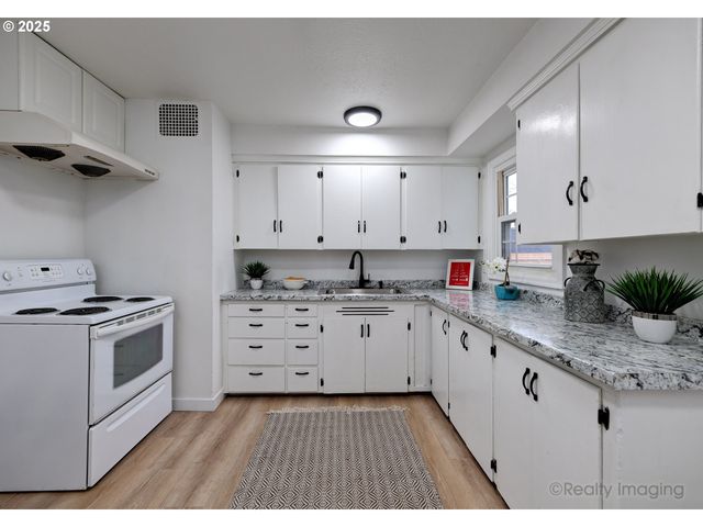 8225 Se RAYMOND Ct, Portland, OR 97266