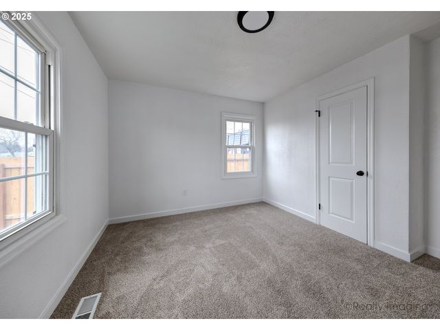 8225 Se RAYMOND Ct, Portland, OR 97266