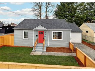 8225 Se RAYMOND Ct, Portland, OR 97266