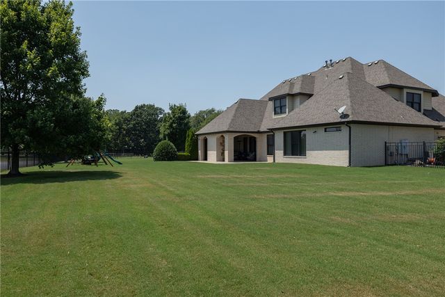 3879 W Norwood Place, Fayetteville, AR 72704