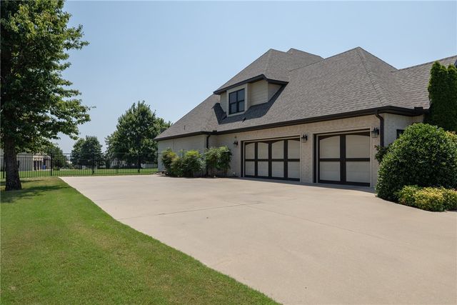 3879 W Norwood Place, Fayetteville, AR 72704