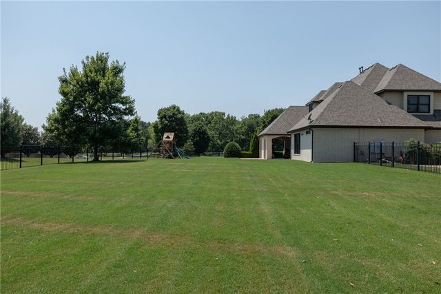 3879 W Norwood Place, Fayetteville, AR 72704