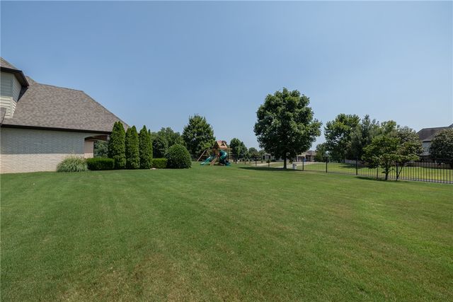 3879 W Norwood Place, Fayetteville, AR 72704