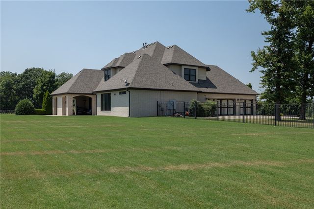 3879 W Norwood Place, Fayetteville, AR 72704
