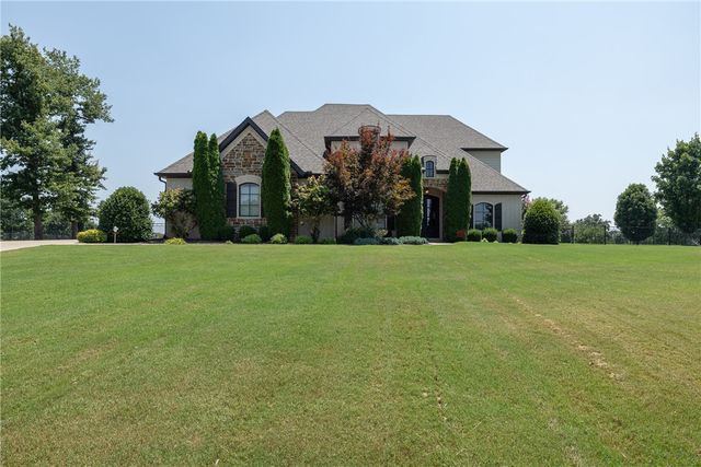 3879 W Norwood Place, Fayetteville, AR 72704