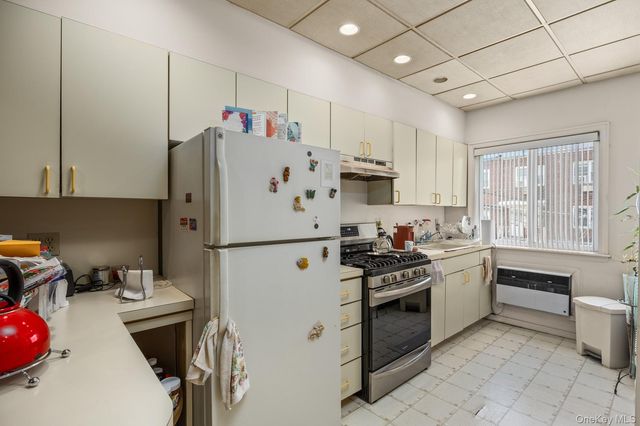 7031 67th Place, Glendale, NY 11385