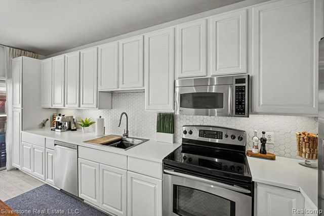 3267 Camden Drive, Troy, MI 48084