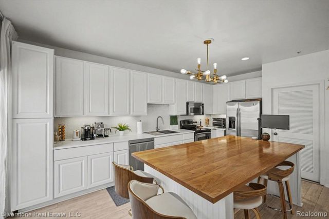 3267 Camden Drive, Troy, MI 48084