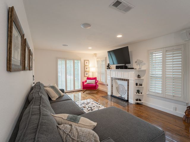 5104 Maple Springs Boulevard, Dallas, TX 75235