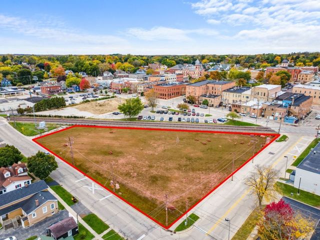 200 E Judd Street, Woodstock, IL 60098