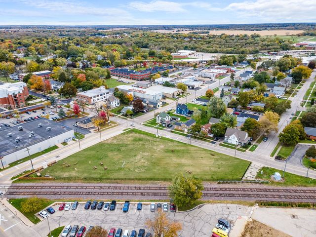 200 E Judd Street, Woodstock, IL 60098