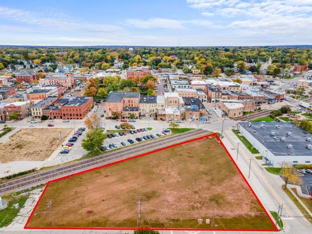 200 E Judd Street, Woodstock, IL 60098