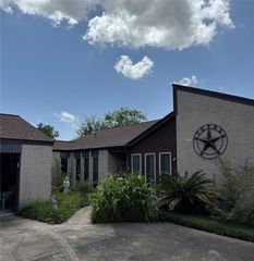 501 Pin Oak Drive, Baytown, TX 77520