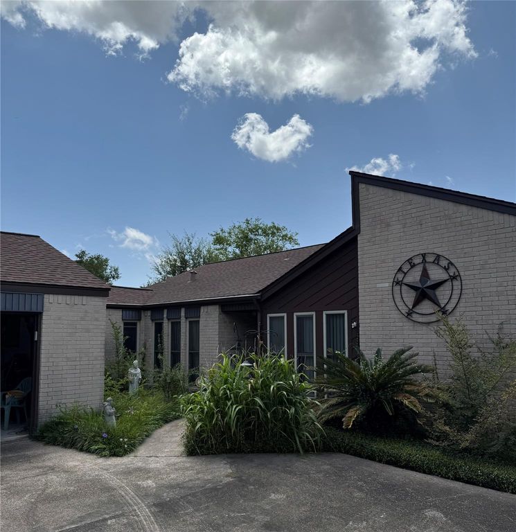 501 Pin Oak Drive, Baytown, TX 77520