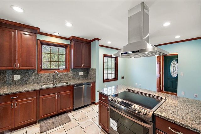 1292 Vernier Road, Grosse Pointe Woods, MI 48236