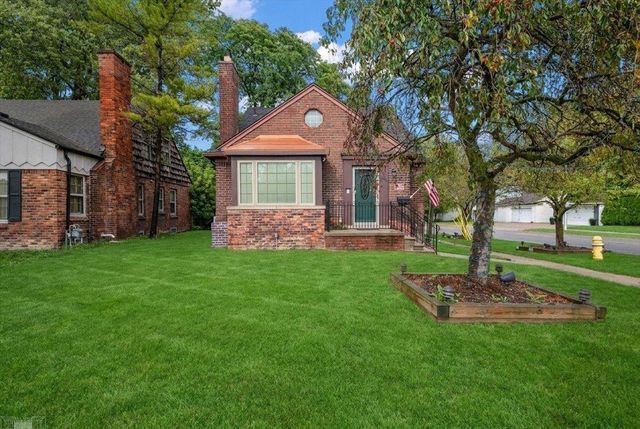 1292 Vernier Road, Grosse Pointe Woods, MI 48236