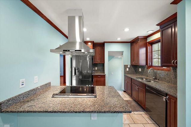 1292 Vernier Road, Grosse Pointe Woods, MI 48236