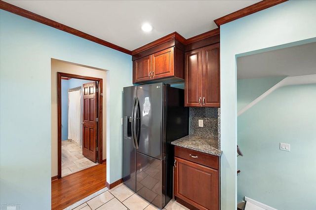 1292 Vernier Road, Grosse Pointe Woods, MI 48236