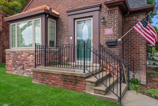 1292 Vernier Road, Grosse Pointe Woods, MI 48236
