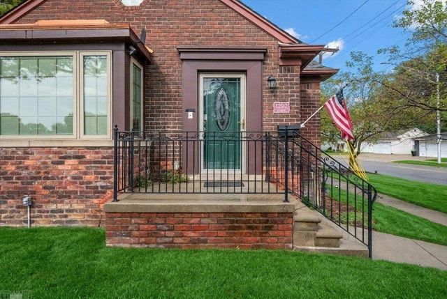 1292 Vernier Road, Grosse Pointe Woods, MI 48236