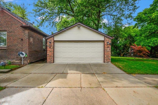 1292 Vernier Road, Grosse Pointe Woods, MI 48236