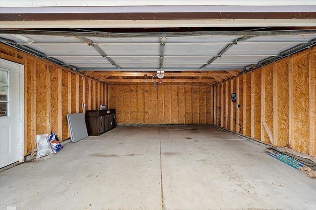 1292 Vernier Road, Grosse Pointe Woods, MI 48236