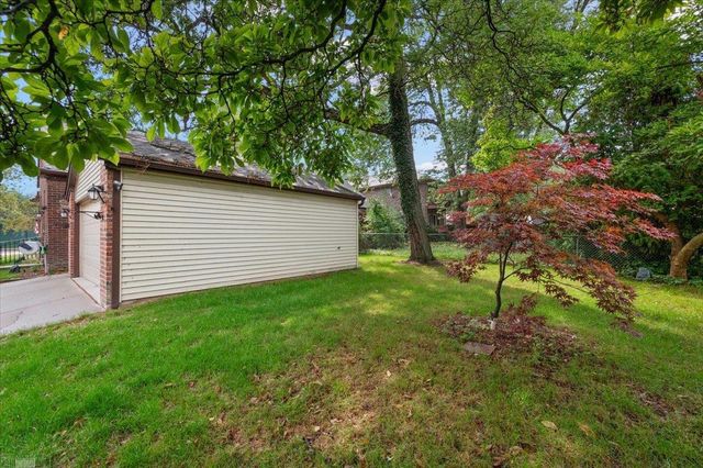 1292 Vernier Road, Grosse Pointe Woods, MI 48236