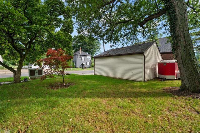 1292 Vernier Road, Grosse Pointe Woods, MI 48236