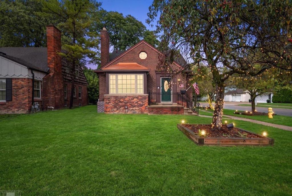 1292 Vernier Road, Grosse Pointe Woods, MI 48236