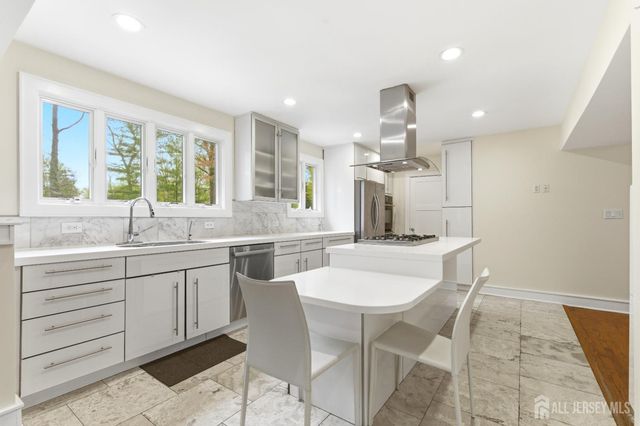 15 Southfield Road, Edison, NJ 08820