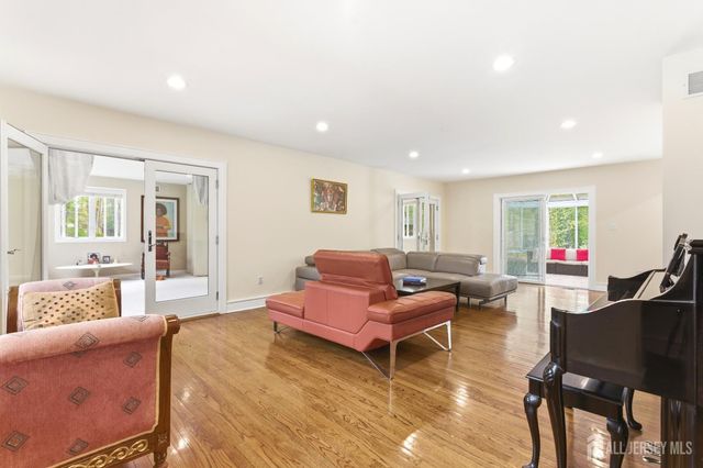 15 Southfield Road, Edison, NJ 08820