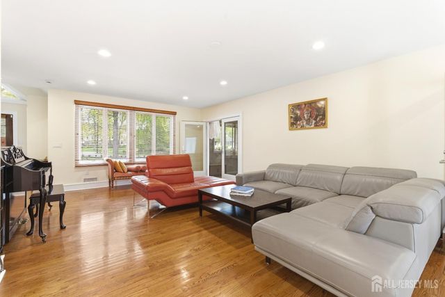 15 Southfield Road, Edison, NJ 08820