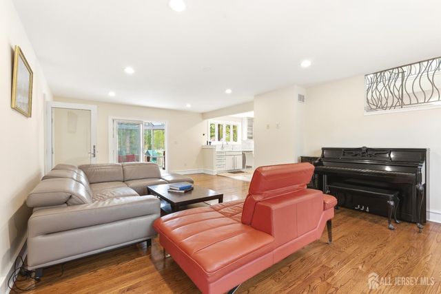 15 Southfield Road, Edison, NJ 08820
