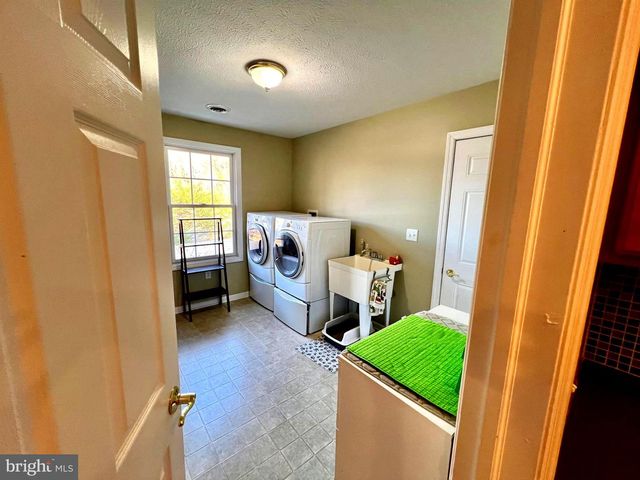 956 S LAKEWOOD DR, Ridgeley, WV 26753