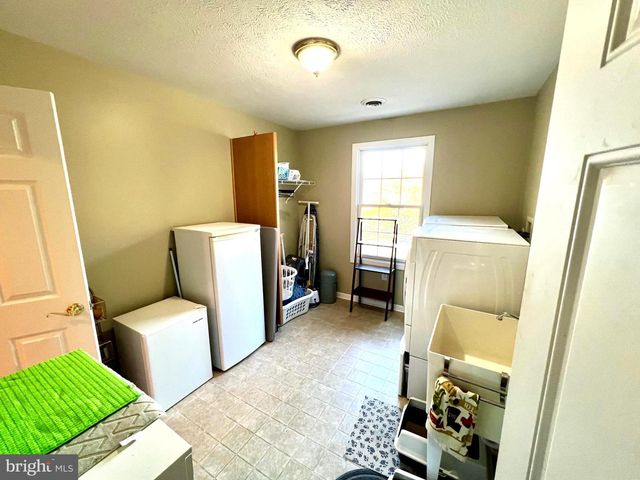 956 S LAKEWOOD DR, Ridgeley, WV 26753