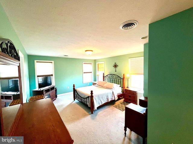 956 S LAKEWOOD DR, Ridgeley, WV 26753