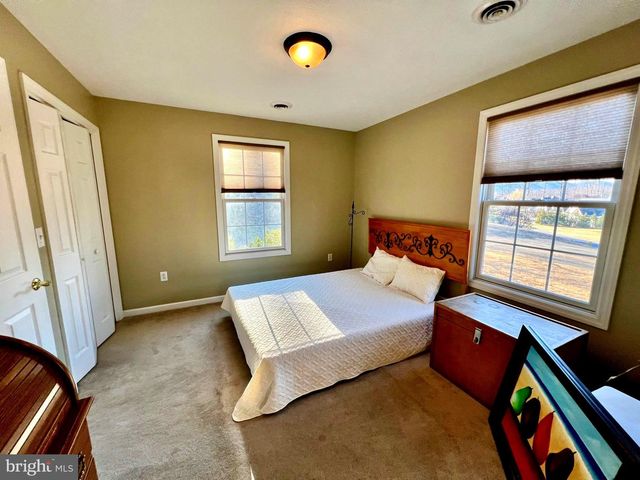 956 S LAKEWOOD DR, Ridgeley, WV 26753