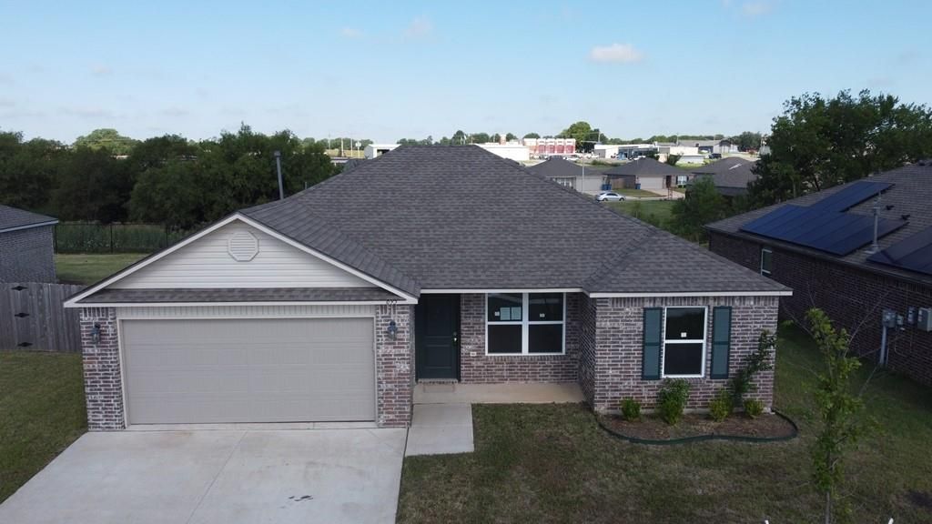 695 Foxtail Drive, Newcastle, OK 73065