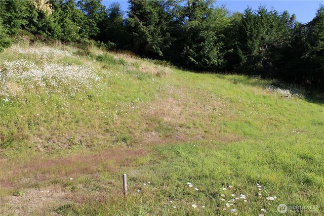 1076 Malvern Hills Drive, Camano Island, WA 98282