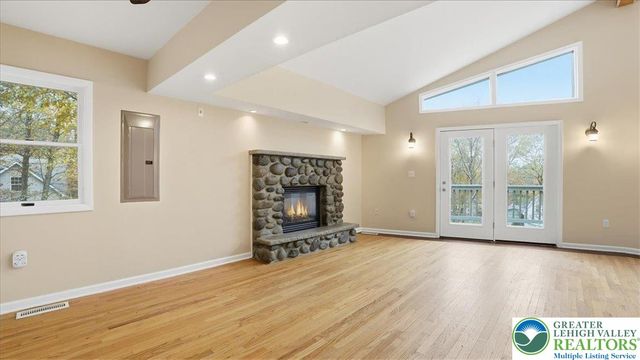 2318 Sunbird Court, Pocono Twp, PA 18332