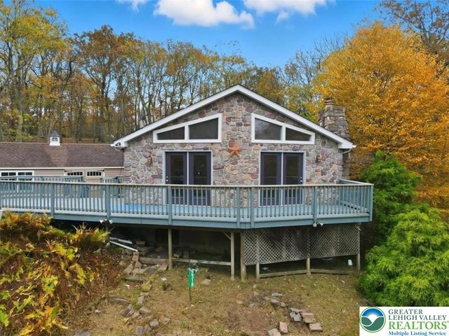 2318 Sunbird Court, Pocono Twp, PA 18332