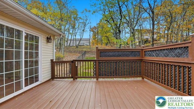 2318 Sunbird Court, Pocono Twp, PA 18332