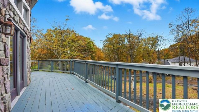 2318 Sunbird Court, Pocono Twp, PA 18332