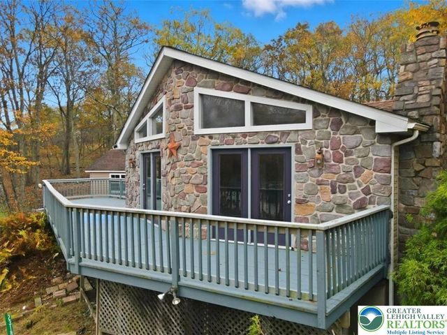 2318 Sunbird Court, Pocono Twp, PA 18332